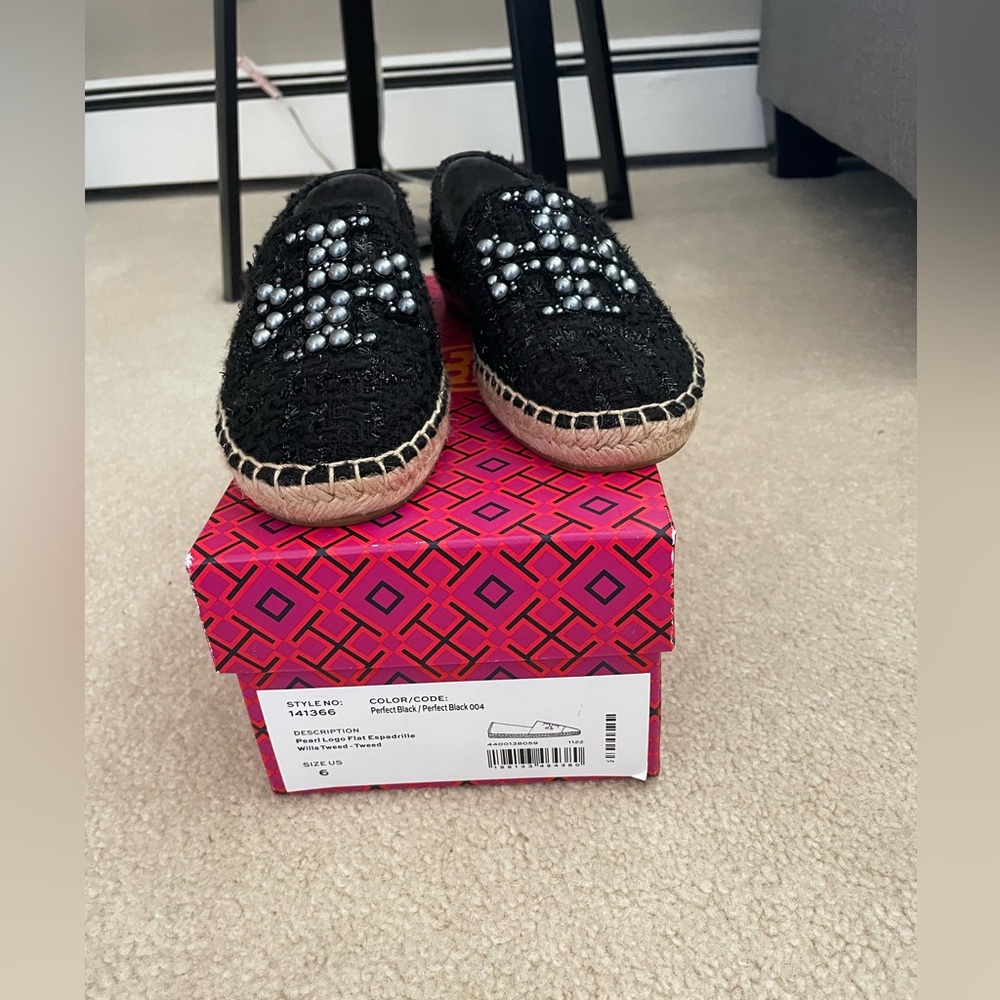 TORY BURCH WILLA TWEED PEARL LOGO FLAT ESPADRILLE-PERFECT BLACK